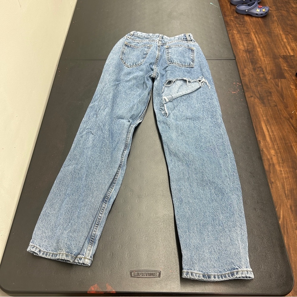 PrettyLittleThing Light Blue Relaxed Jeans - Picture 3 of 3